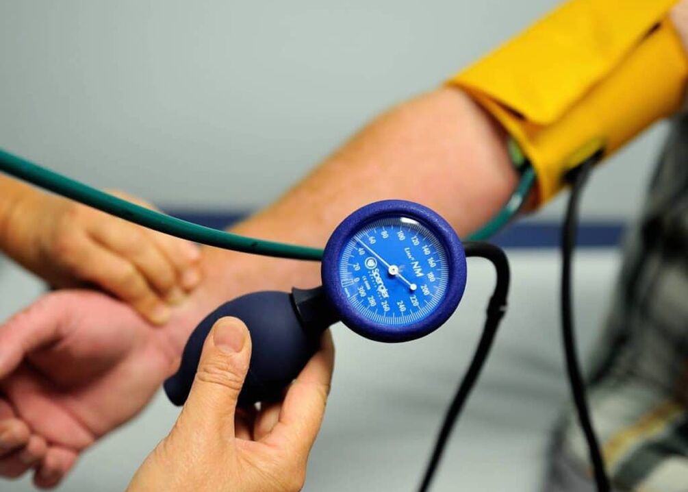 Wenn Sie unter Bluthochdruck leiden, müssen Sie Ihren Blutdruck richtig und regelmäßig messen. 